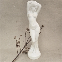 noegen-kvinde-staaende-langt-haar-hvid-keramik-skulptur-gammel-figur